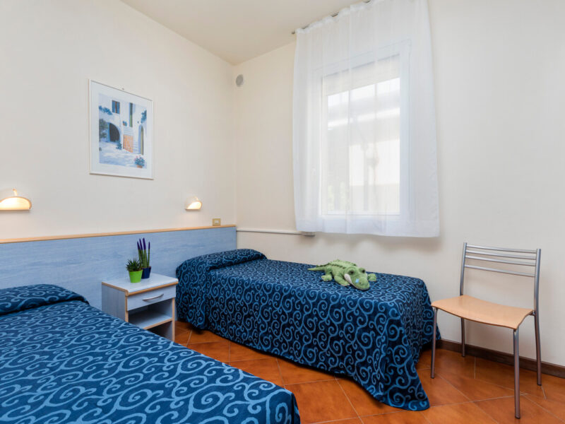 Apartment - blaues Schlafzimmer mit Doppelbett