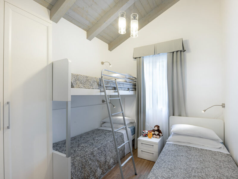 Bungalow - Zimmer mit drei Betten für Kinder