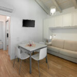 Bungalow - weiß eingerichtetes Wohnzimmer