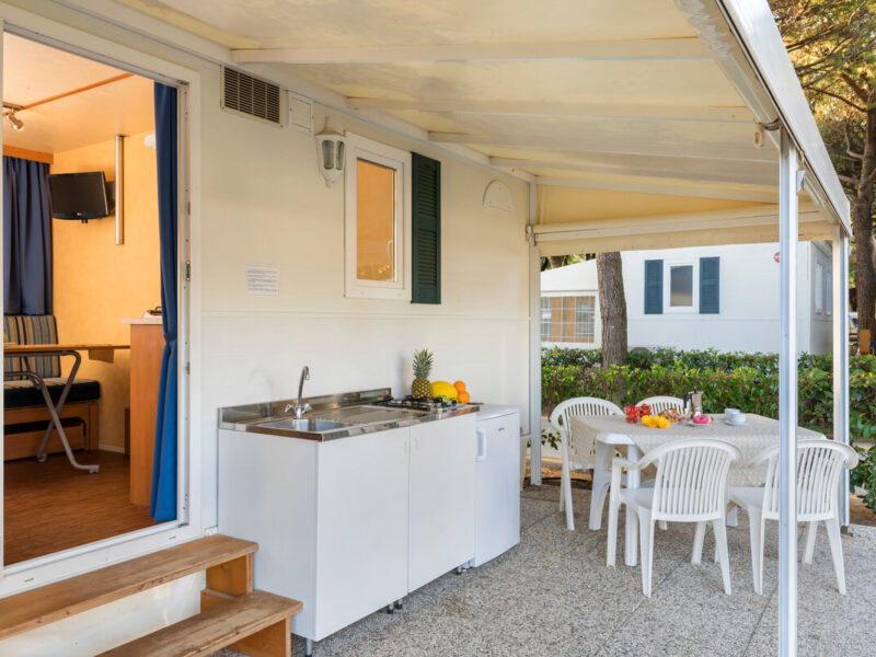 Caravan - veranda med bord og køkken