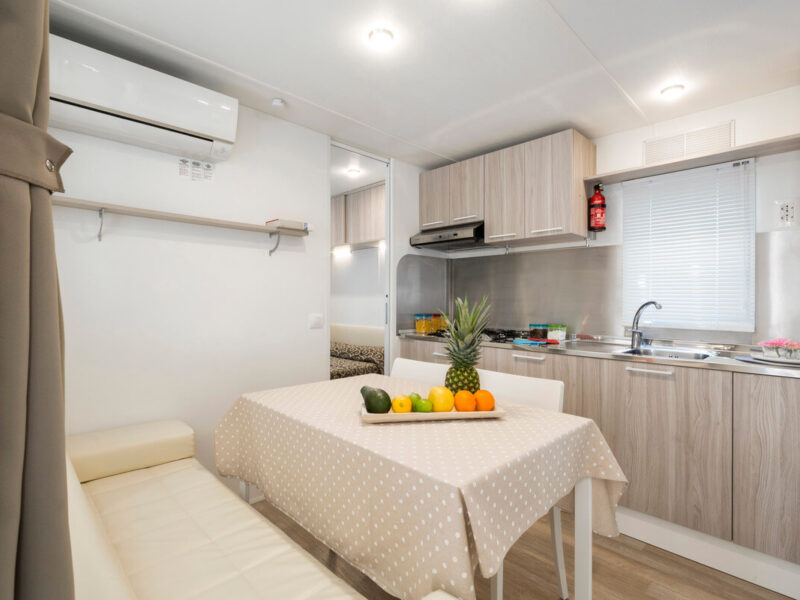 Caravan - eetkamer met keuken